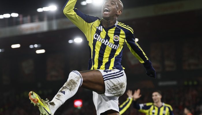 Feirense-Talisca-marca-hat-trick-perfeito-e-lidera-goleada-do-Fenerbahce.jpg