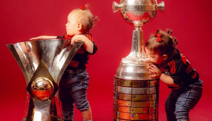 Flababy-ensaio-com-filhos-de-jogadores-do-Flamengo-e-tacas.jpg