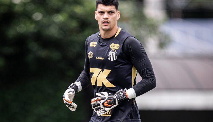 Flamengo prepara investida por Gabriel Brazão, goleiro do Santos