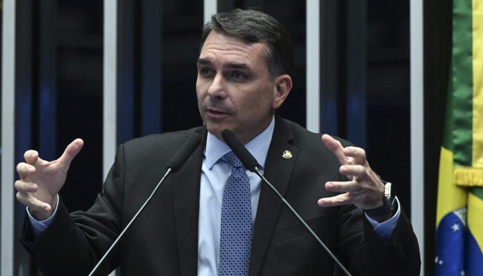 Flávio Bolsonaro candidato faz dólar disparar e Ibovespa afundar