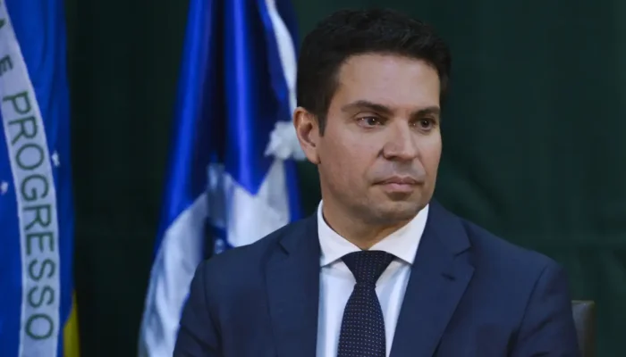 Foragido nos EUA, Ramagem tem salário suspenso pela Câmara