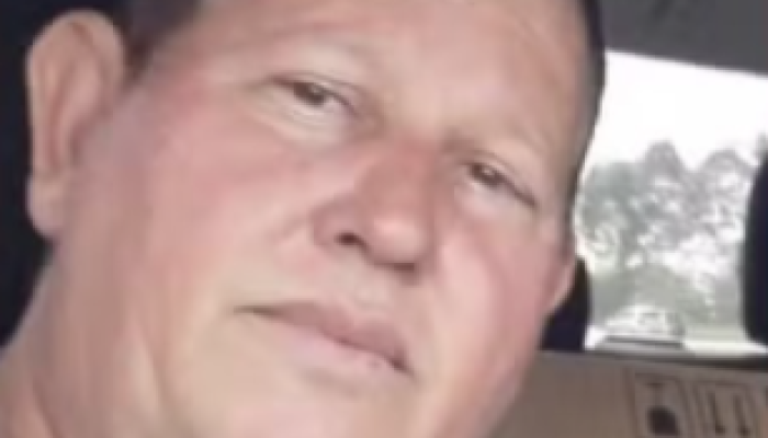 Homem é esmagado por caçamba de caminhão no interior da