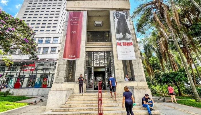 Homens armados invadem biblioteca histórica e levam obras de arte