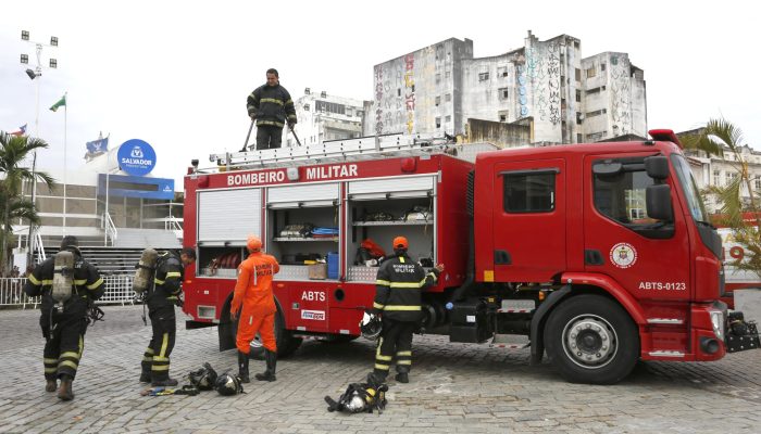 Incêndio de grandes proporções atinge ferro-velho em Salvador