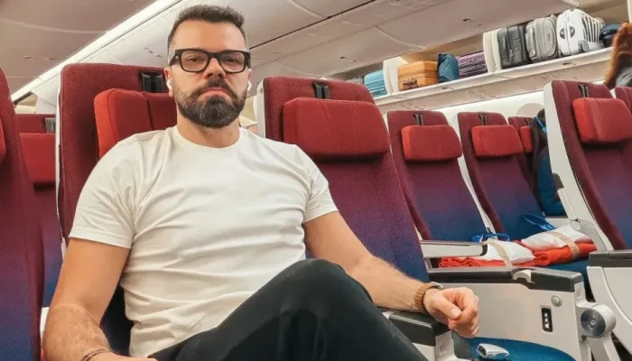 Influenciador-e-expulso-de-aviao-da-Latam-apos-companhia-cancelar.webp.webp
