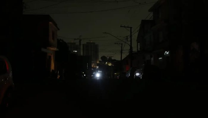 Justiça manda Enel religar energia depois de apagão e determina