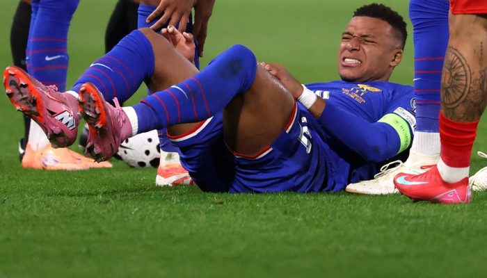 Mbappe-e-cortado-da-Franca-apos-lesao-contra-o-Azerbaijao.jpg