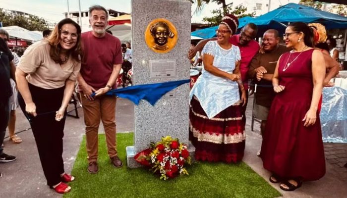 Monumento em homenagem a Cira do Acarajé é inaugurado em