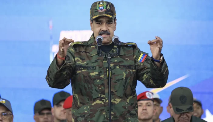O-presidente-da-Venezuela-Nicolas-Maduro-discursa-durante-uma-cerimonia-militar-que-comemora-o-bicen.webp