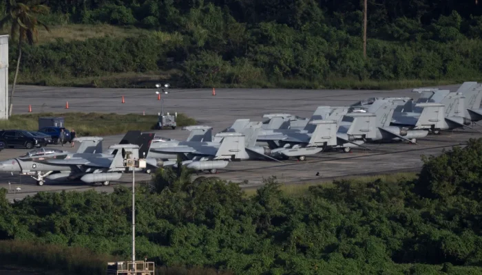Os-EA-18G-Growlers-da-Marinha-dos-EUA-estao-estacionados-na-pista-da-base-naval-de-Roosevelt-Roads-e.webp