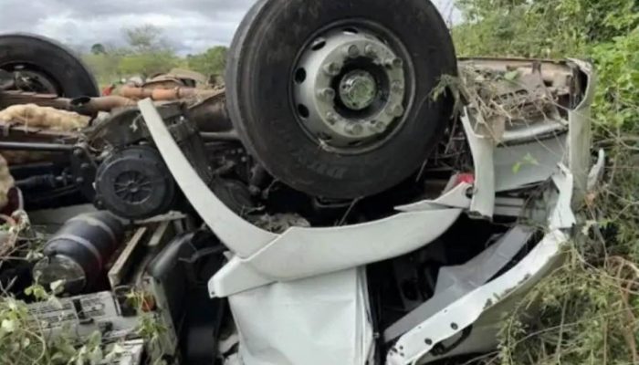 Pai-e-filho-morrem-em-capotamento-de-caminhao-na-BA-130-na-Bacia-do-Jacuipe-Foto-Augusto-Urgente.jpg