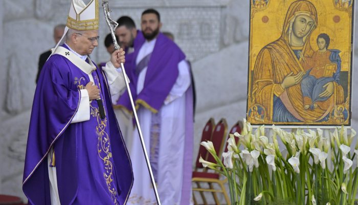 Papa Leão XIV usa peça litúrgica produzida no Paraná