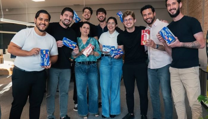 Patrão viraliza ao trocar caixa de bombom por presente de