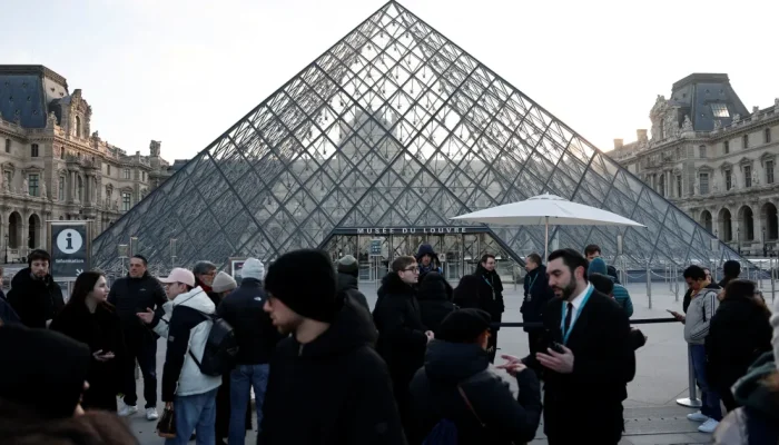 Pessoas-proximas-a-Piramide-de-vidro-do-Museu-do-Louvre-em-Paris-durante-reuniao-de-funcionarios-sob.webp