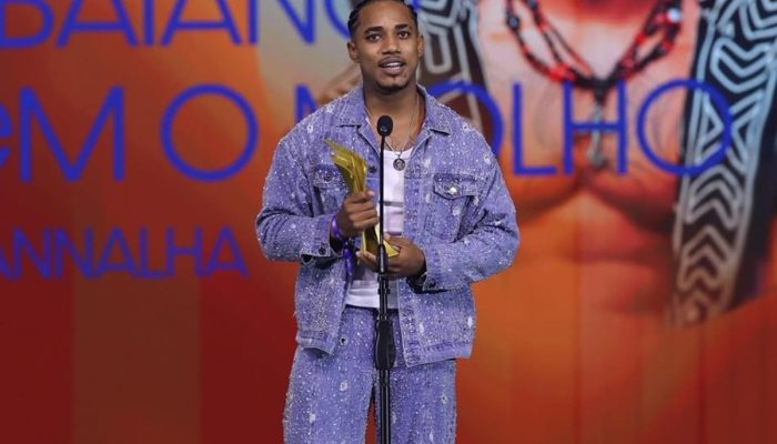 Premiado, O Kanalha é recebido com festa no aeroporto de