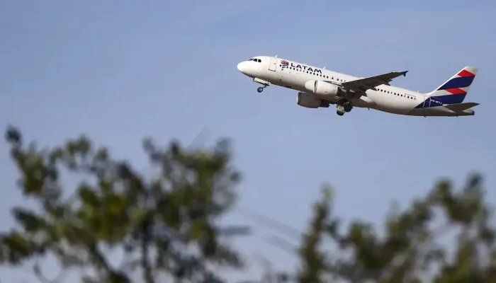 Procon notifica Latam sobre uso de "banheiros premium" em aeronaves