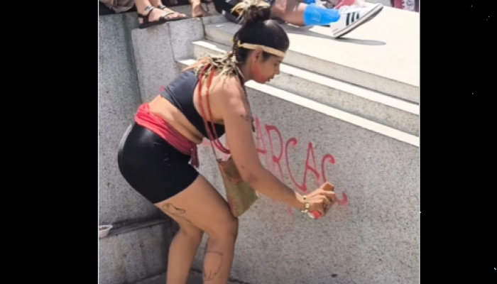 Protesto anti-anistia picha monumento em praça de Belo Horizonte