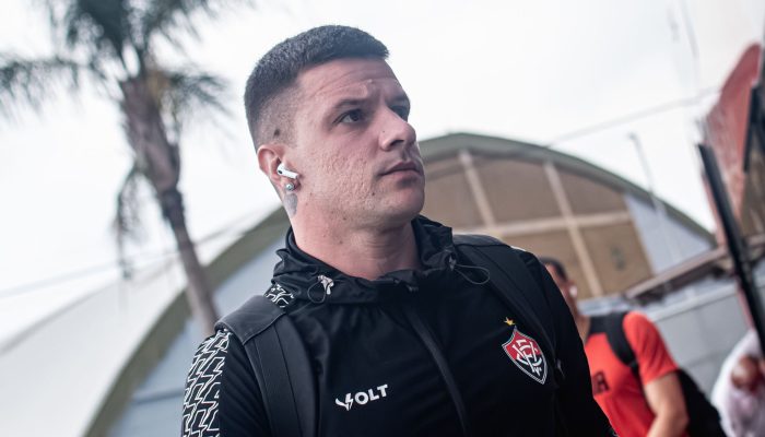 Renato Kayzer define Vitória "como uma fênix" após permanência