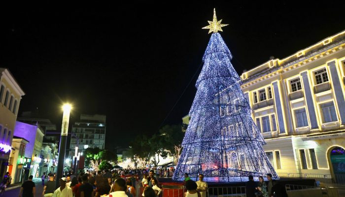Salvador inicia festejos de Natal com missa, desfile e show