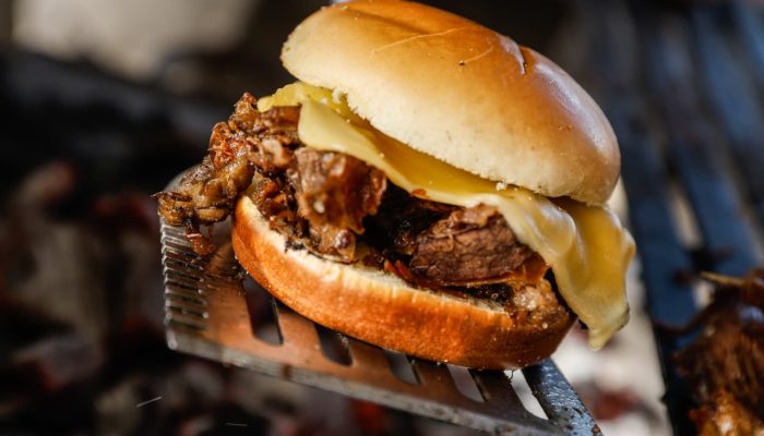 Sanduíche solidário da Fenagro oferece refeição completa por R$ 15