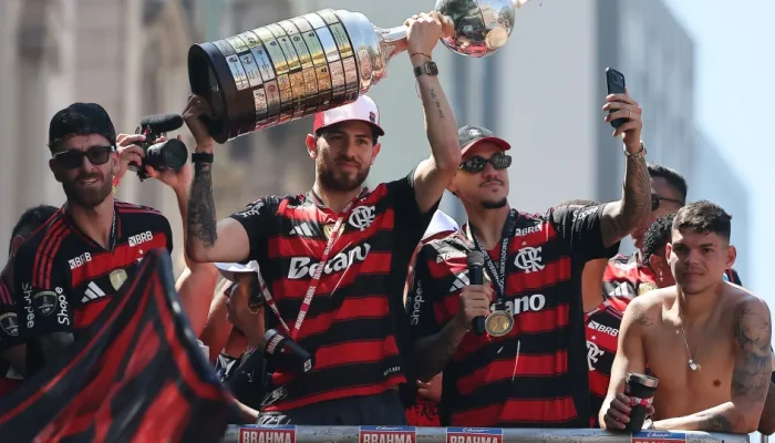 Taca-do-Flamengo-quebra-durante-festa-do-titulo-da-Libertadores.webp.webp