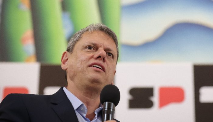 Tarcísio surpreende ao comentar pré-candidatura de Flávio Bolsonaro