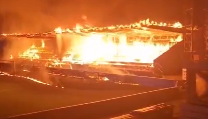 Torcedores incendeiam estádio após rebaixamento de clube; veja vídeo