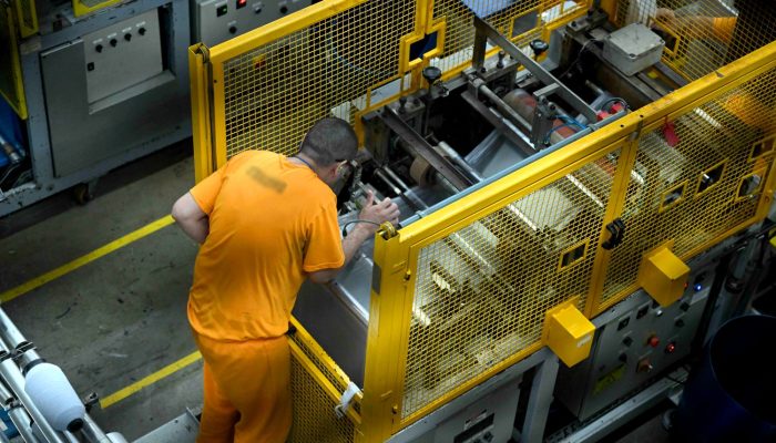 Trabalho de presos paga contas de presídios em Santa Catarina