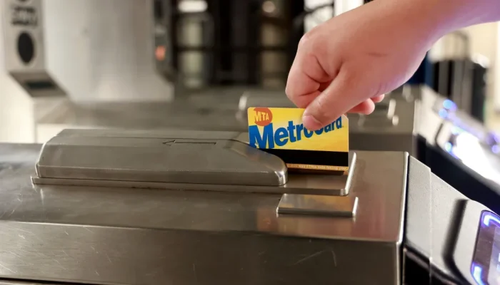 Um-passageiro-nao-identificado-passa-seu-cartao-de-metro-nas-linhas-1-2-3-da-estacao-Chambers-Street.webp
