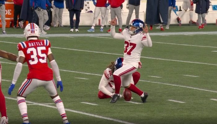 VIDEO-Kicker-dos-Giants-erra-feio-chuta-o-chao-em.jpeg