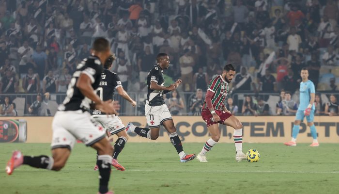 Vasco arranca virada no fim e sai na frente do