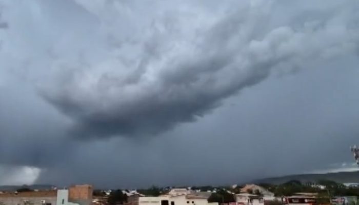 Ventania provoca redemoinho no oeste da Bahia; veja