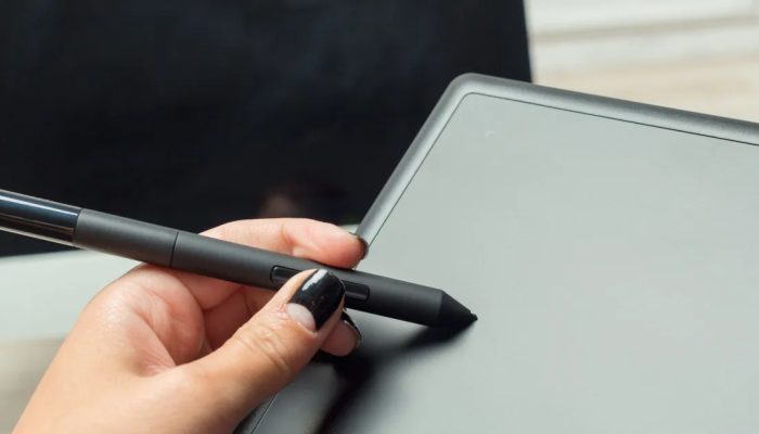 mano-de-disenador-grafico-que-trabaja-con-stilus-y-tableta.jpg
