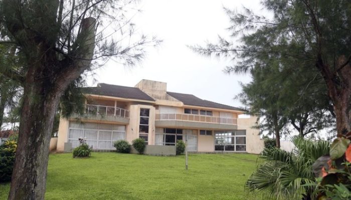mansão de ditador no litoral atrai visitantes