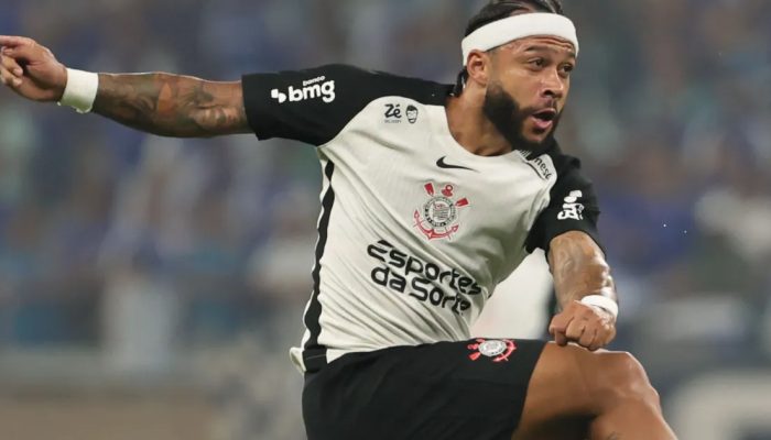 memphis-depay-cruzeiro-corinthians-1-e1765415669617.jpg